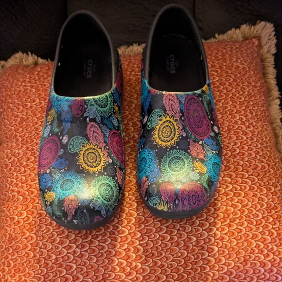 Crocs women's comfort multi paisley print nurse work clog size 9W - Picture 1 of 7